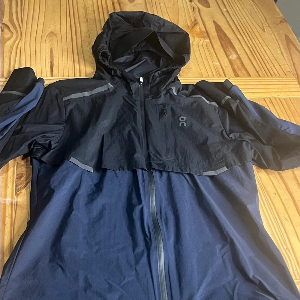 On Running Two-Tone Navy and Black Lightweight Running Jacket - Picture 9 of 16